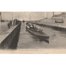 14 OUISTREHAM. Sous-Marin entrant dans le Port