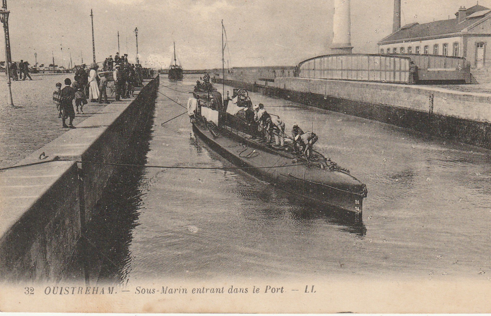 14 OUISTREHAM. Sous-Marin entrant dans le Port