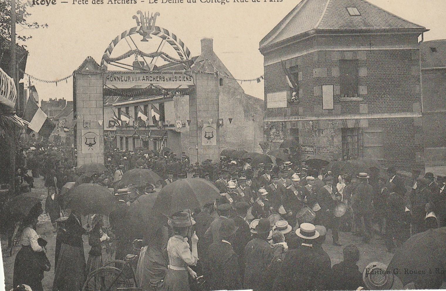 80 ROYE. Fête des Archers et Musiciens Pompiers. Le Défilé du Cortège rue de Paris