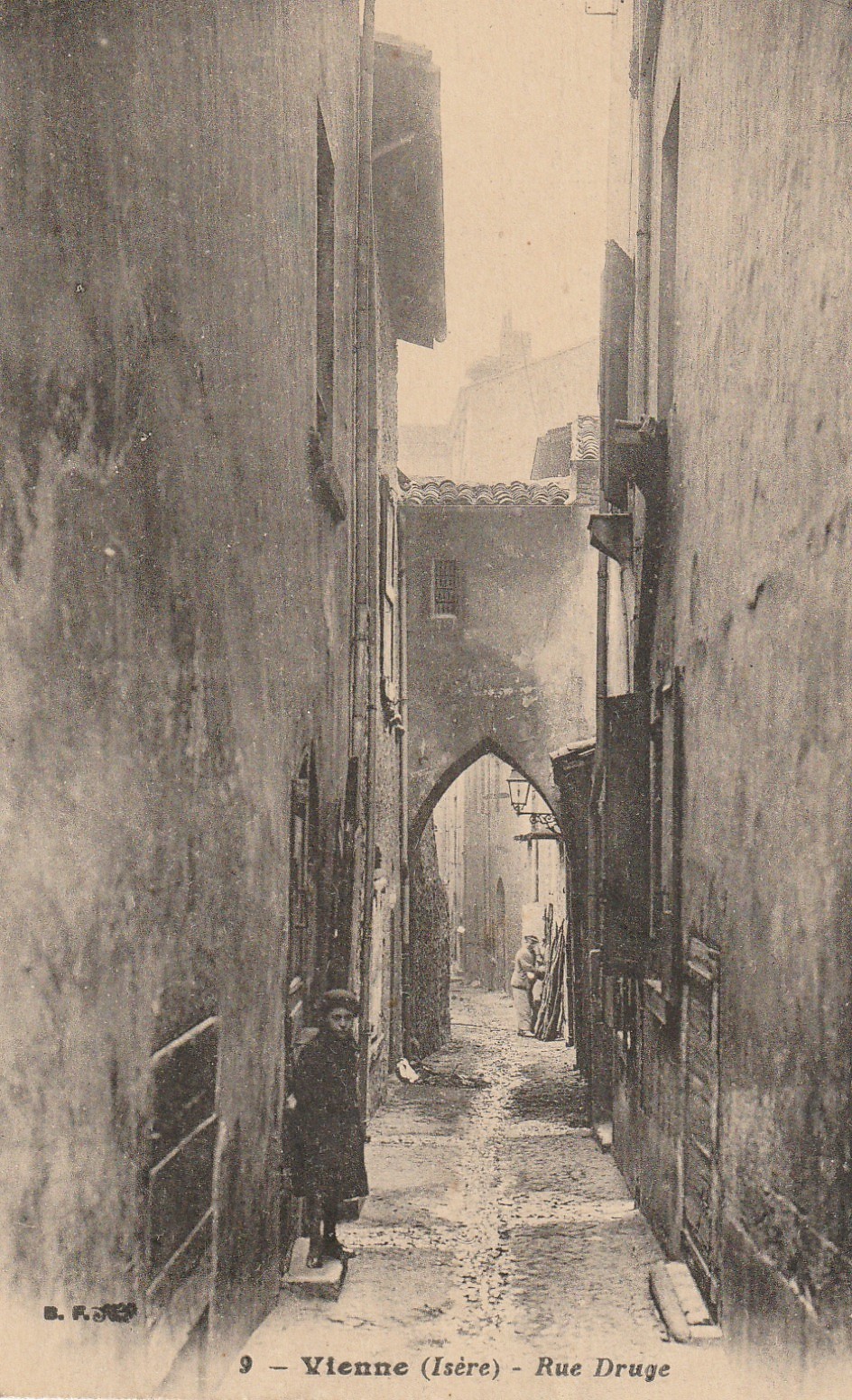 38 VIENNE. Rue Druge animée