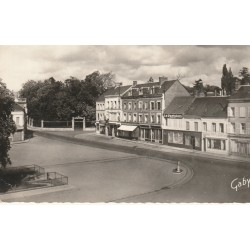 Photo cpsm petit format 27 BRETEUIL-SUR-ITON. Place Laffitte et Colonie Scolaire du XVII° 1960
