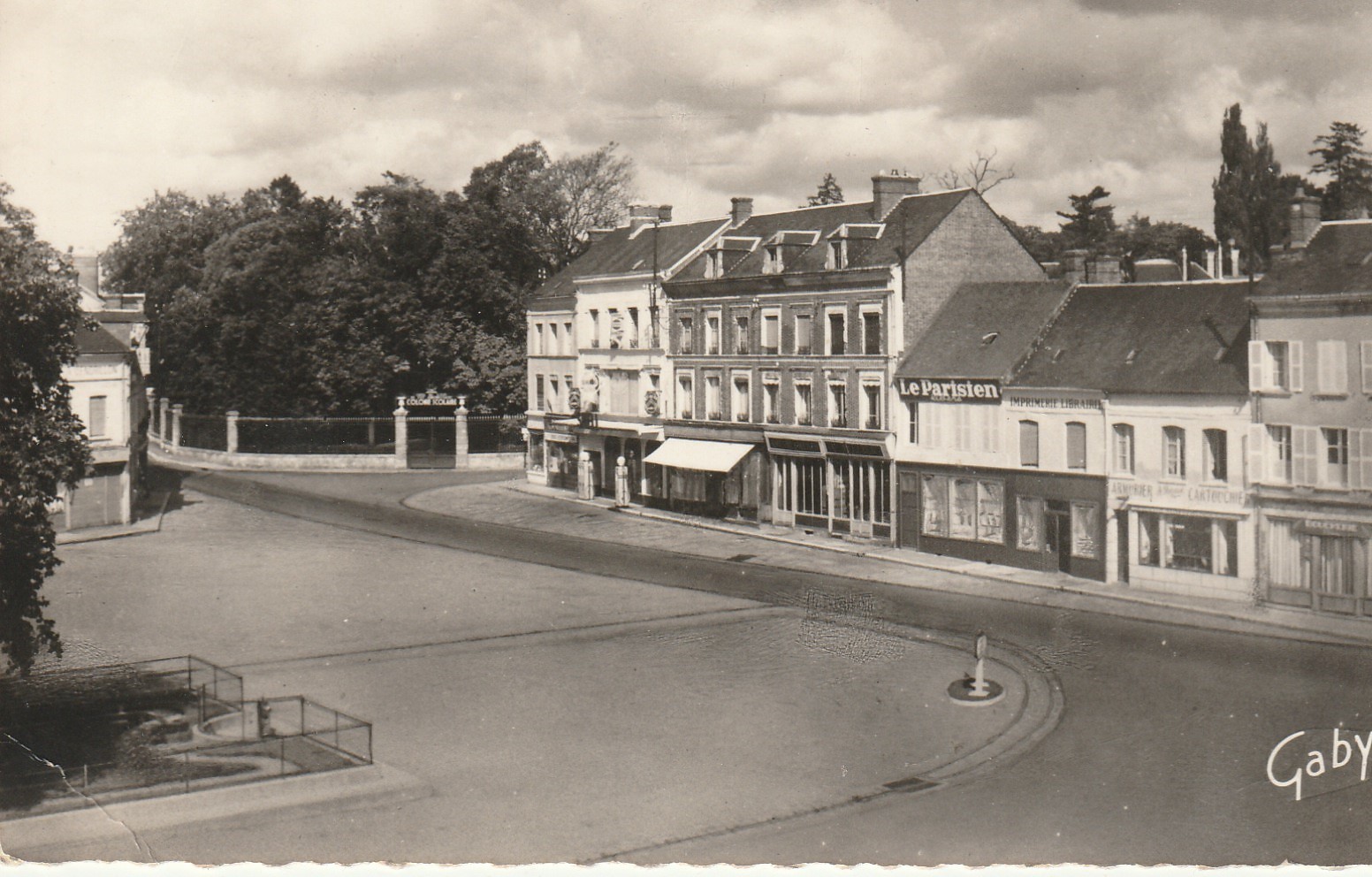 Photo cpsm petit format 27 BRETEUIL-SUR-ITON. Place Laffitte et Colonie Scolaire du XVII° 1960