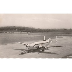 Photo cpsm petit format Aéroport de VICHY-CHARMEIL. Un Bréguet Deux Ponts "Provence" au départ sur le Parking