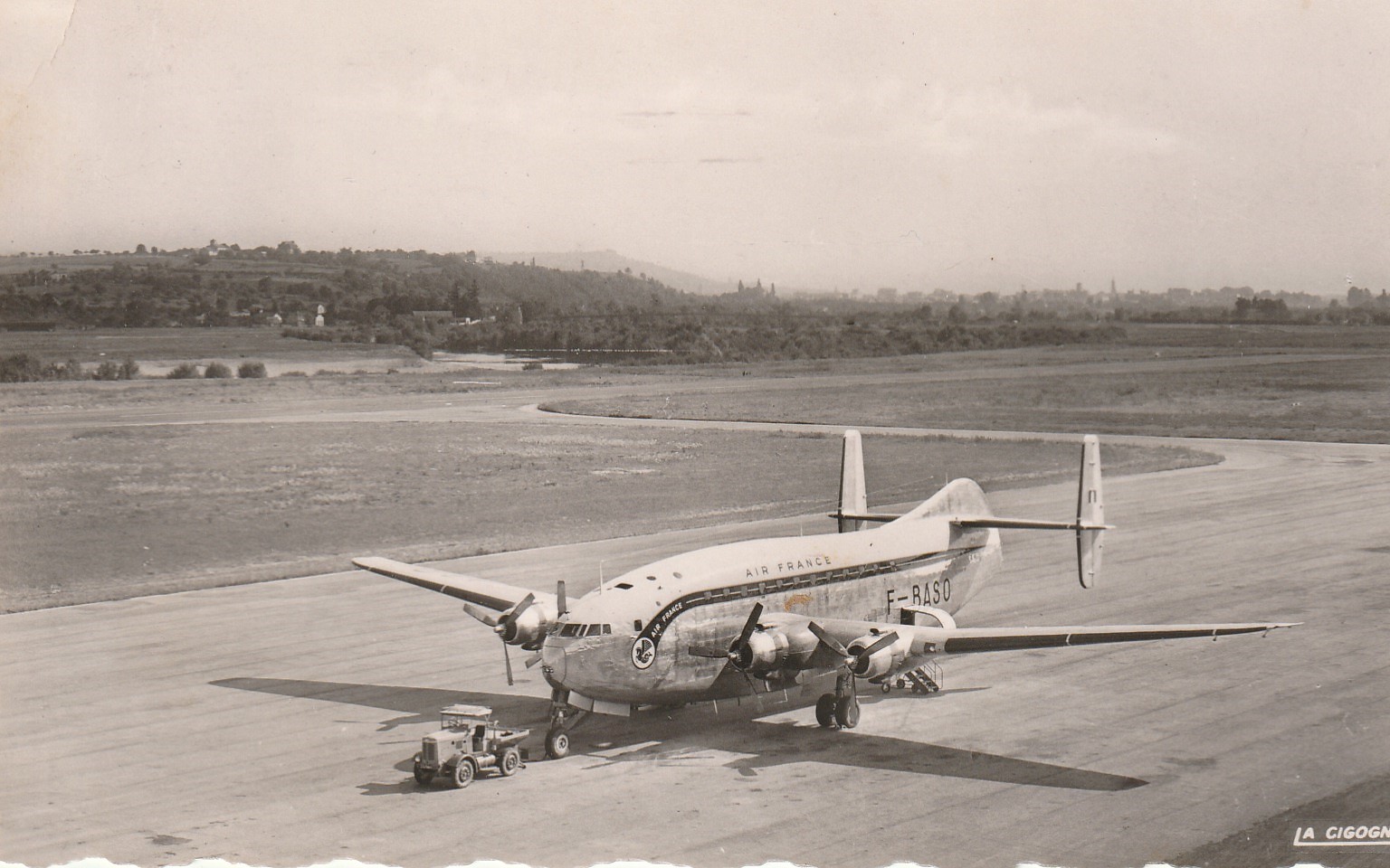 Photo cpsm petit format Aéroport de VICHY-CHARMEIL. Un Bréguet Deux Ponts "Provence" au départ sur le Parking