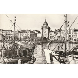 Photo cpsm petit format 17 LA ROCHELLE. Bateaux de Pêcheurs au Port et la Tour de la Grosse Horloge 1958
