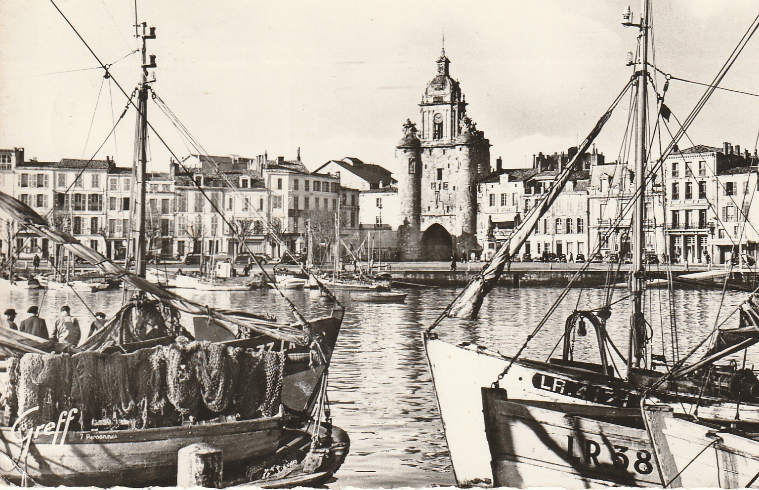 Photo cpsm petit format 17 LA ROCHELLE. Bateaux de Pêcheurs au Port et la Tour de la Grosse Horloge 1958