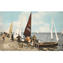 Photo cpsm petit format 14 LION-SUR-MER. Préparatifs avant les Régates 1966