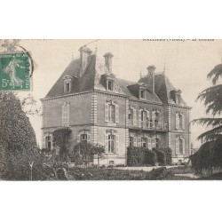 85 NALLIERS. Le Château avec personnages au balcon vers 1910...