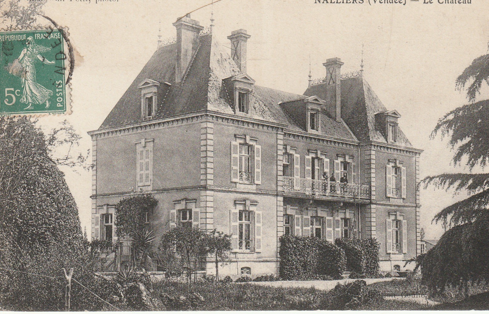 85 NALLIERS. Le Château avec personnages au balcon vers 1910...