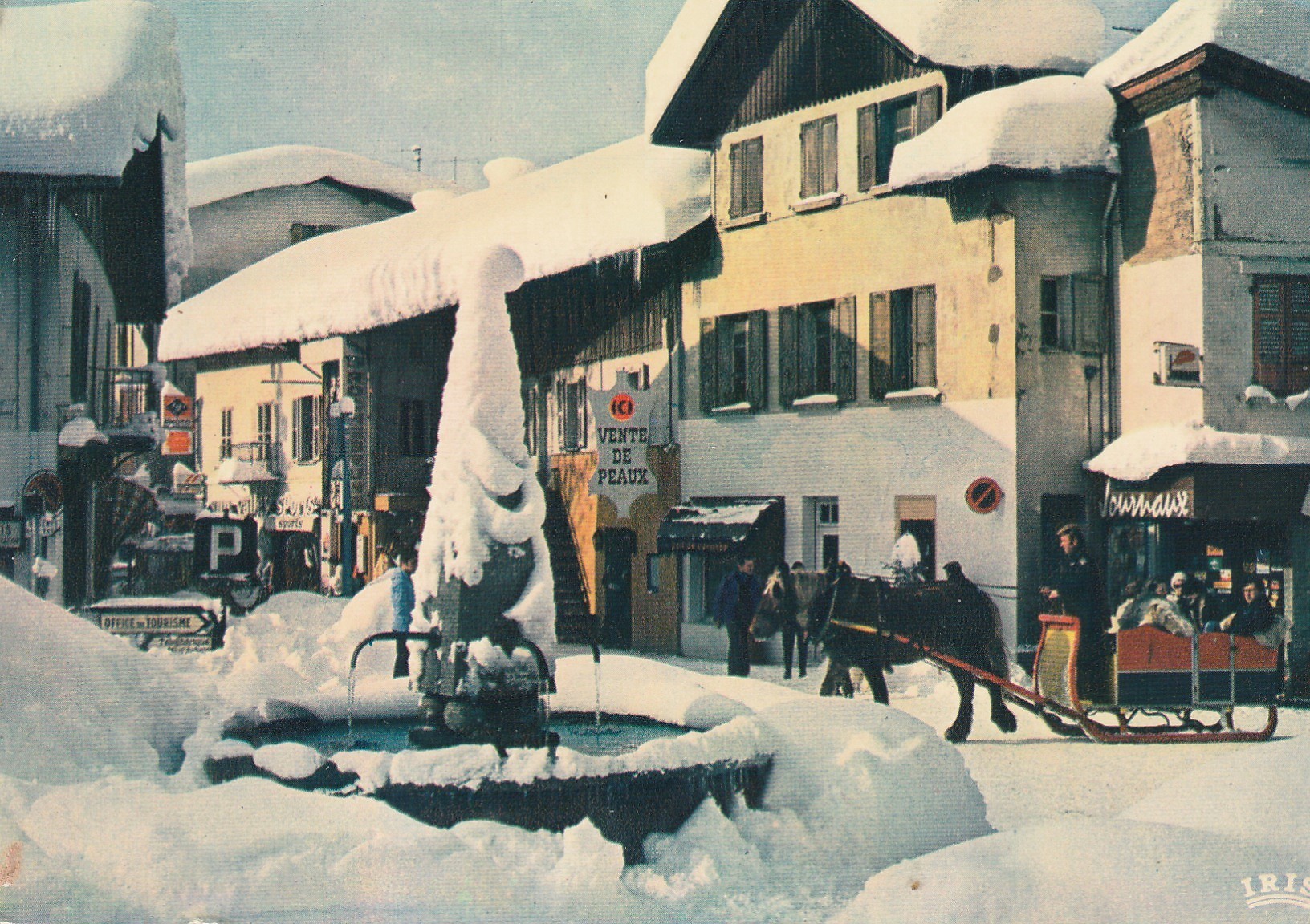 Photo cpsm grand format 74 MEGEVE. La vieille Fontaine et attelage traineau devant la Librairie
