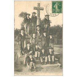 22 SAINT-BRIEUC. Jeunes Bretons 1911 sur le Calvaire
