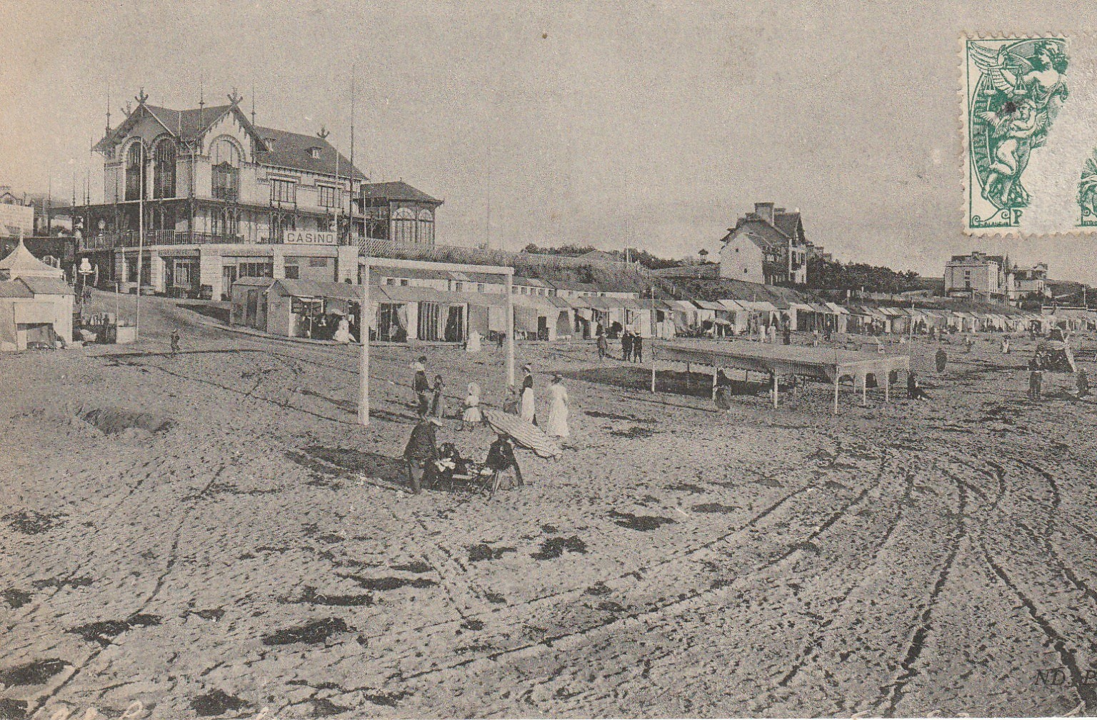 50 SAINT-PAIR SUR MER. Plage et Casino bien animés
