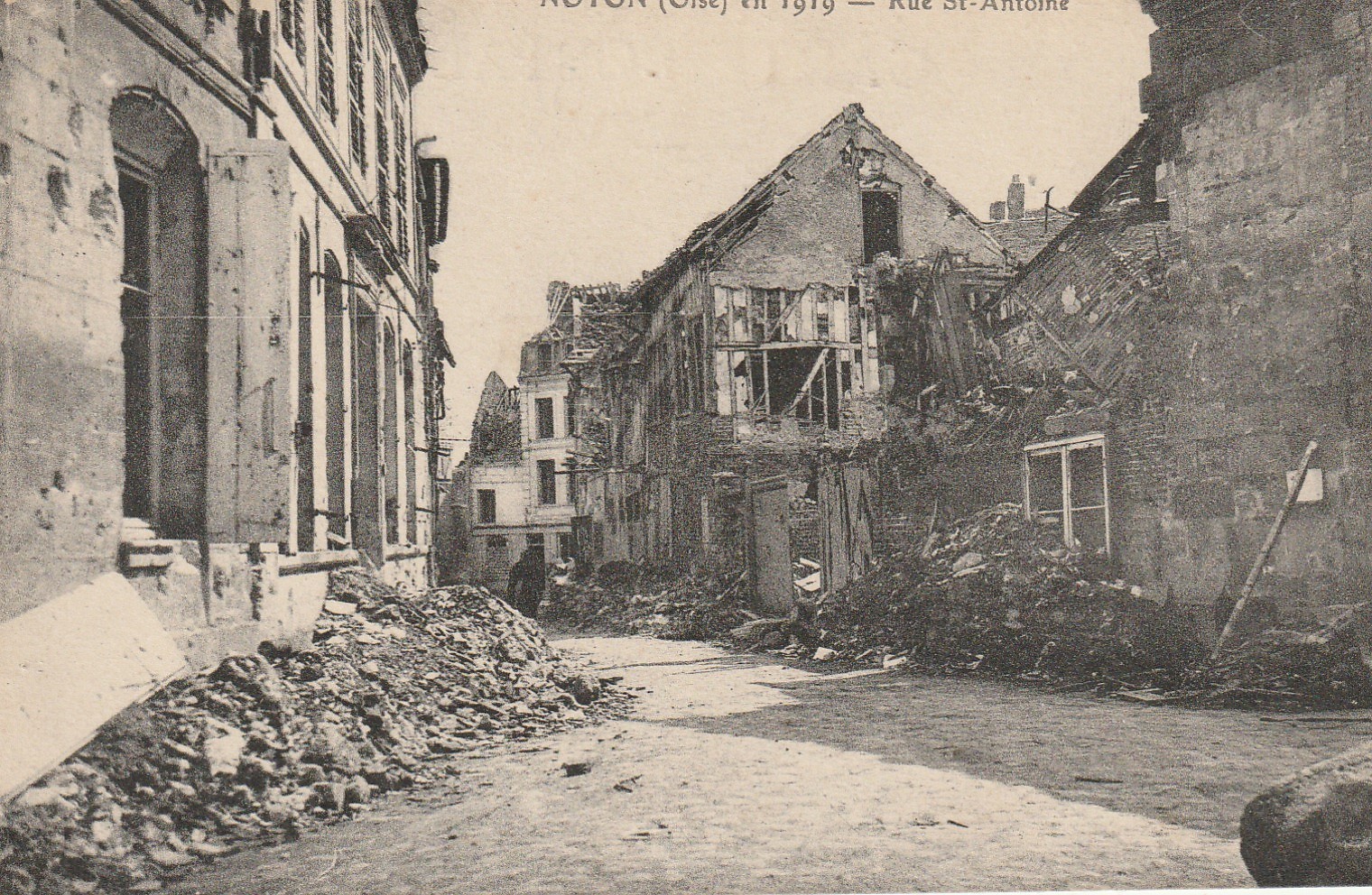 60 NOYON. Rue Saint-Antoine en ruine vers 1919