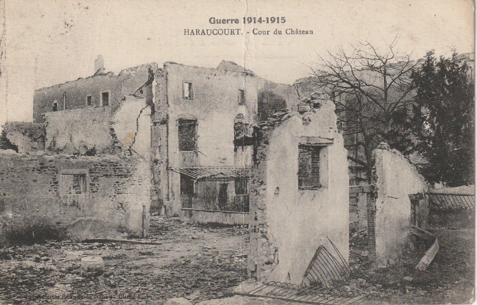 54 HARAUCOURT. 1916 Cour du Château Guerre 1914-18
