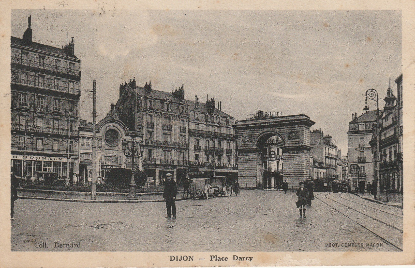 21 DIJON. Café Concorde et taxis Place Darcy 1936