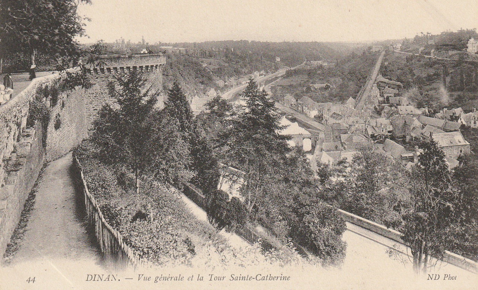 22 DINAN. Vue générale sur la Ville et la Tour Sainte-Catherine