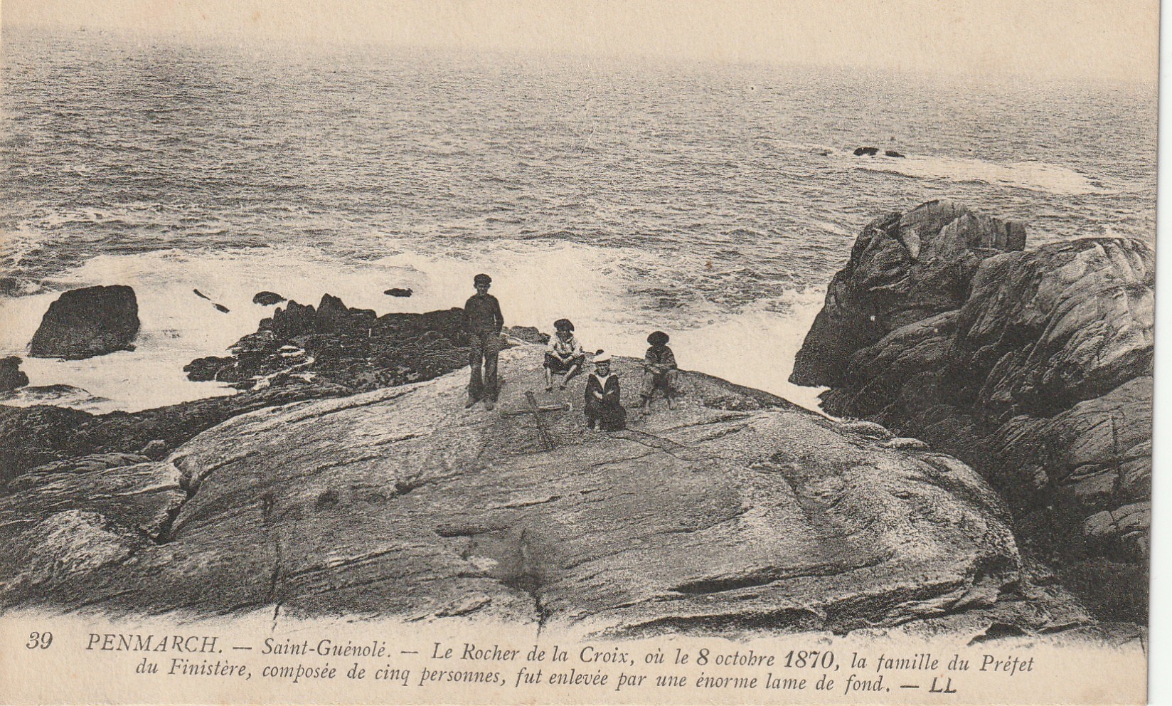 29 PENMARCH. Saint-Guénolé. Enfants sur le Rocher de la Croix