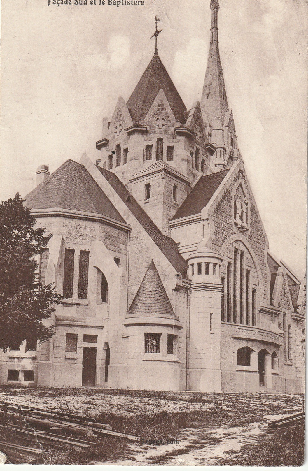 02 MONT-NOTRE-DAME. Baptistère et façade Eglise 1935