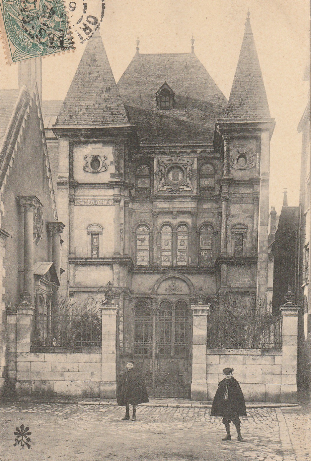 45 ORLEANS. Ecoliers devant la Maison de Diane de Poitiers Musée historique 1907