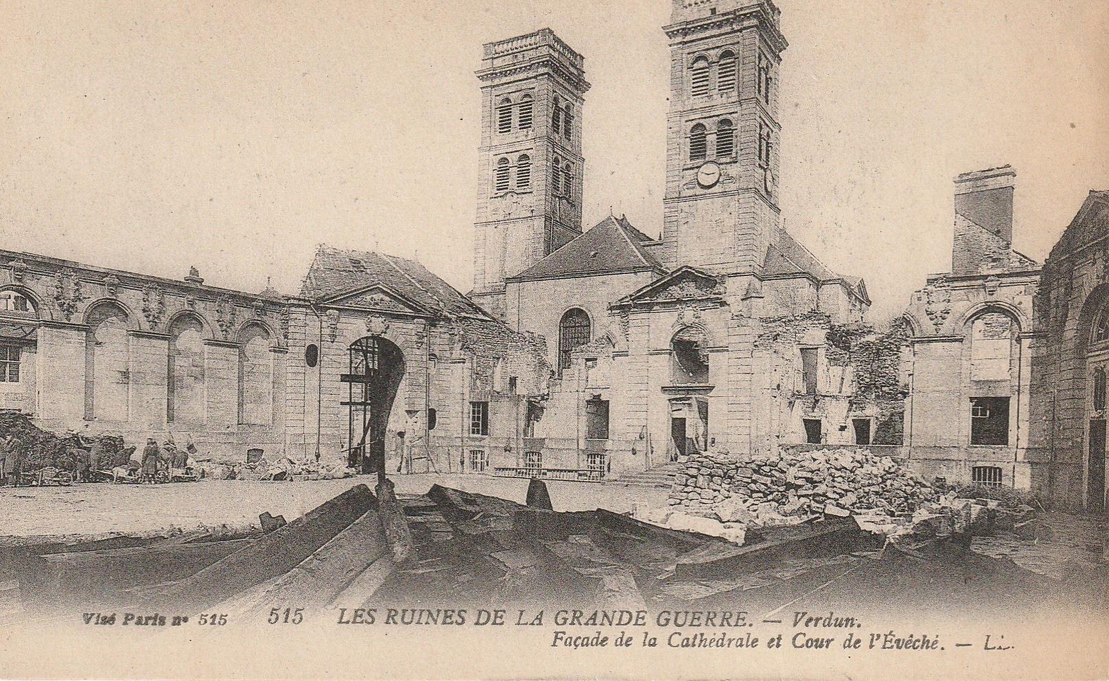 55 VERDUN. Cathédrale et Cour de l'Evêché en ruines
