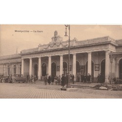 (Al) 34 MONTPELLIER. Animation et voitures anciennes devant la Gare