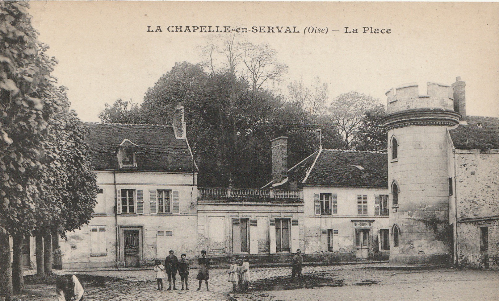 60 LA CHAPELLE-EN-SERVAL. La Place bien animée