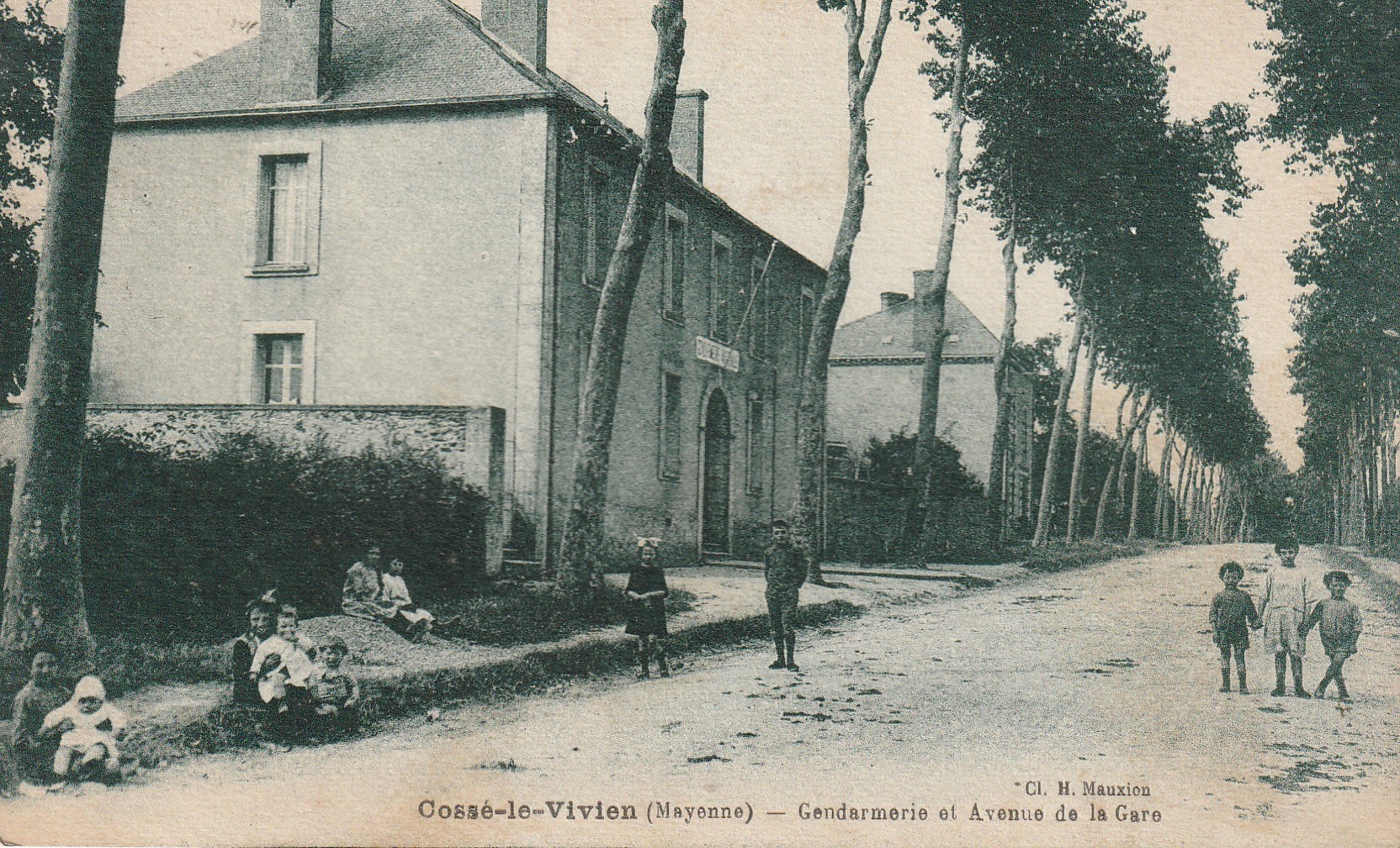 53 COSSE-LE-VIVIEN. Enfants devant la Gendarmerie Avenue de la Gare vers 1925