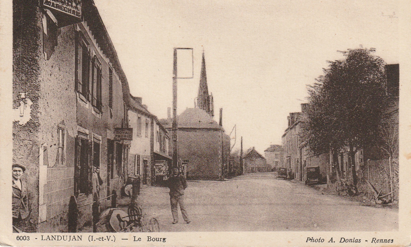 35 LANDUJAN. Le Bourg avec Maréchal Ferrant