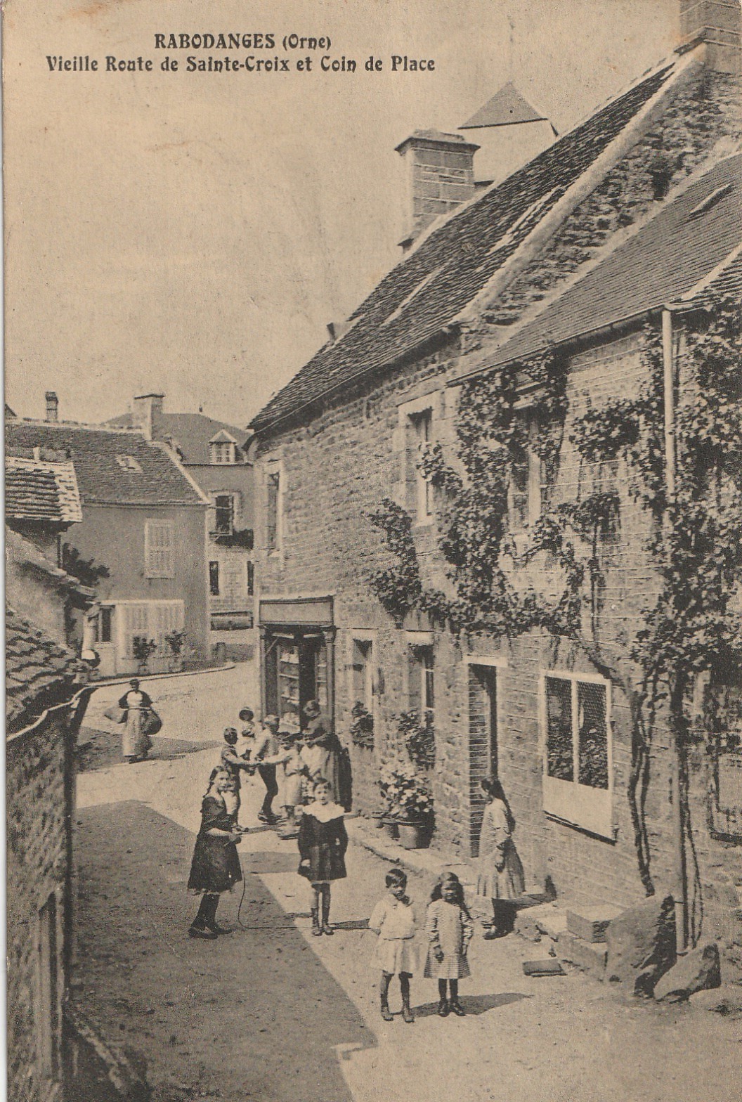 61 RABODANGES. Vieille Route de Sainte-Croix et Coin de Place avec son Epicerie 1944