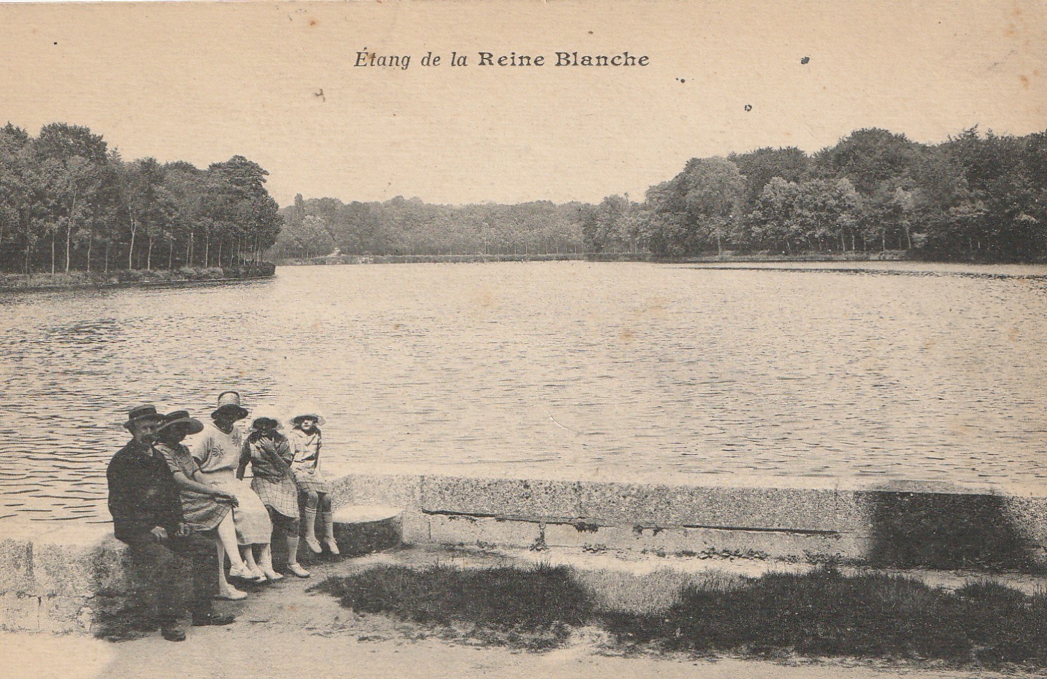 60 COYE LA FORÊT. Etang de la Reine Blanche avec toute une famille assise