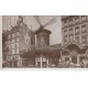 75018 PARIS. Attelages devant le Moulin Rouge Music Hall et Bal