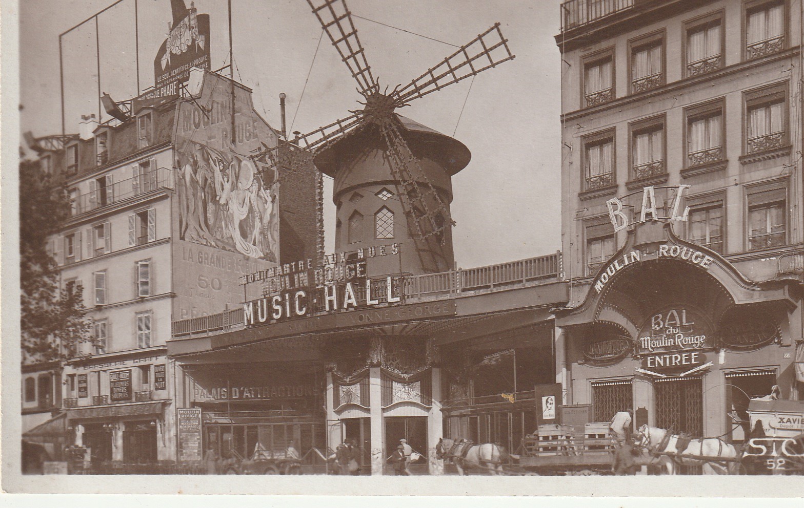 75018 PARIS. Attelages devant le Moulin Rouge Music Hall et Bal