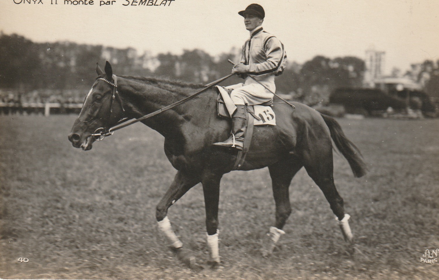Photo cpa Sports HIPPISME Courses Hippodrome Paris. Cheval ONYX II monté par SEMBLAT