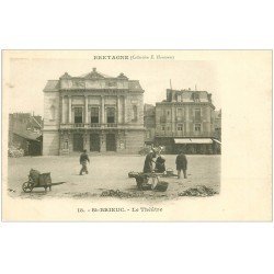 22 SAINT-BRIEUC. Le Théâtre vers 1900. Vendeuses ambulantes et Café de l'Univers