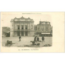 carte postale ancienne 22 SAINT-BRIEUC. Le Théâtre vers 1900. Vendeuses ambulantes et Café de l'Univers