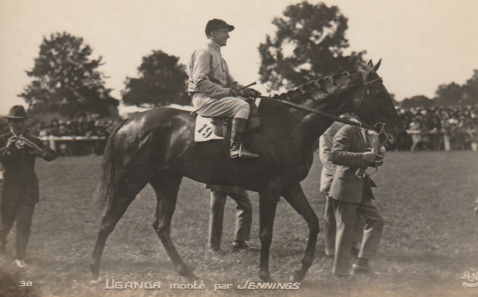 Photo cpa Sports HIPPISME Courses Hippodrome Paris. Cheval UGANDA monté par JENNINGS