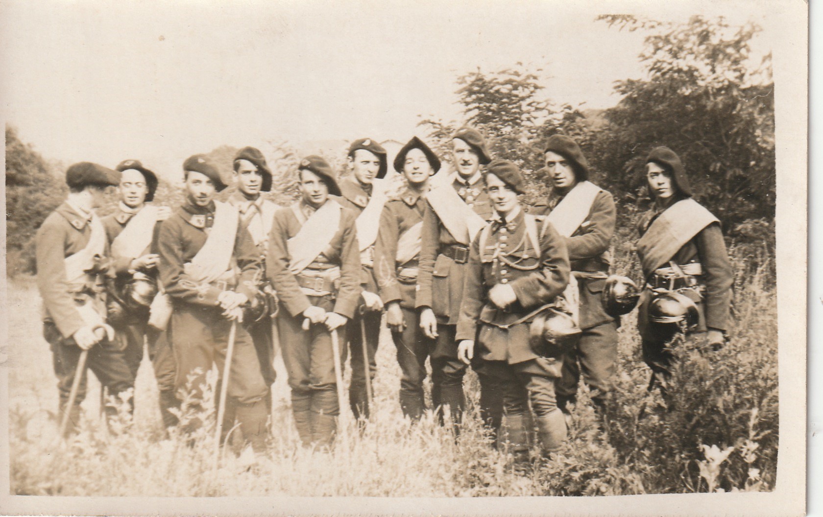Photo cpa MILITARIA. Lieu à identifier : groupe de Chasseurs Alpins