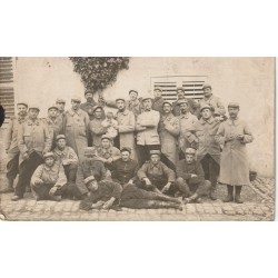 Photo cpa MILITARIA MILITAIRES. Lieu à identifier : groupe de Poilus (pli coin droit inférieur)...