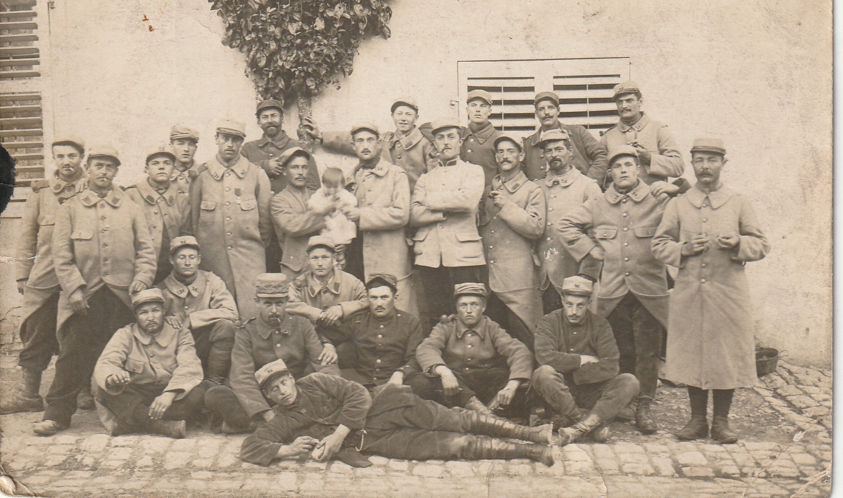 Photo cpa MILITARIA MILITAIRES. Lieu à identifier : groupe de Poilus (pli coin droit inférieur)...