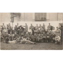 Photo cpa MILITARIA MILITAIRES. Lieu à identifier : groupe avec certains noms et chevaux