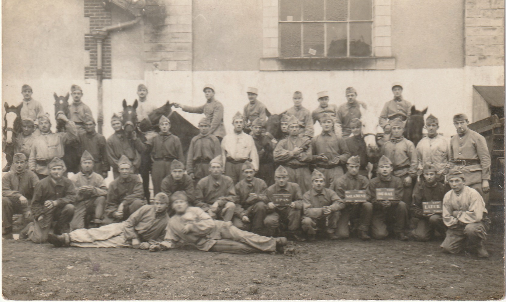 Photo cpa MILITARIA MILITAIRES. Lieu à identifier : groupe avec certains noms et chevaux
