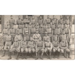 Photo cpa MILITARIA MILITAIRES. Lieu à identifier : groupe de soldats