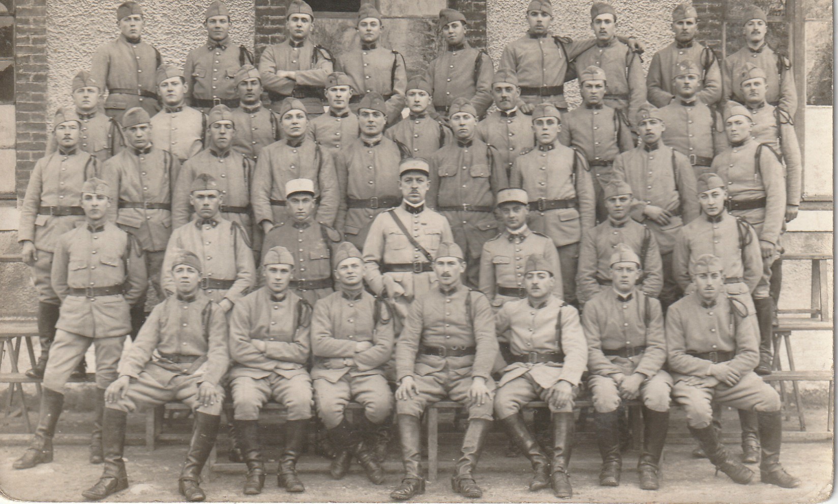 Photo cpa MILITARIA MILITAIRES. Lieu à identifier : groupe de soldats