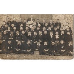 Cpa Photo de classe Ecole lieu à identifier élèves et professeur 1917 (qq plissures d'ancienneté)...