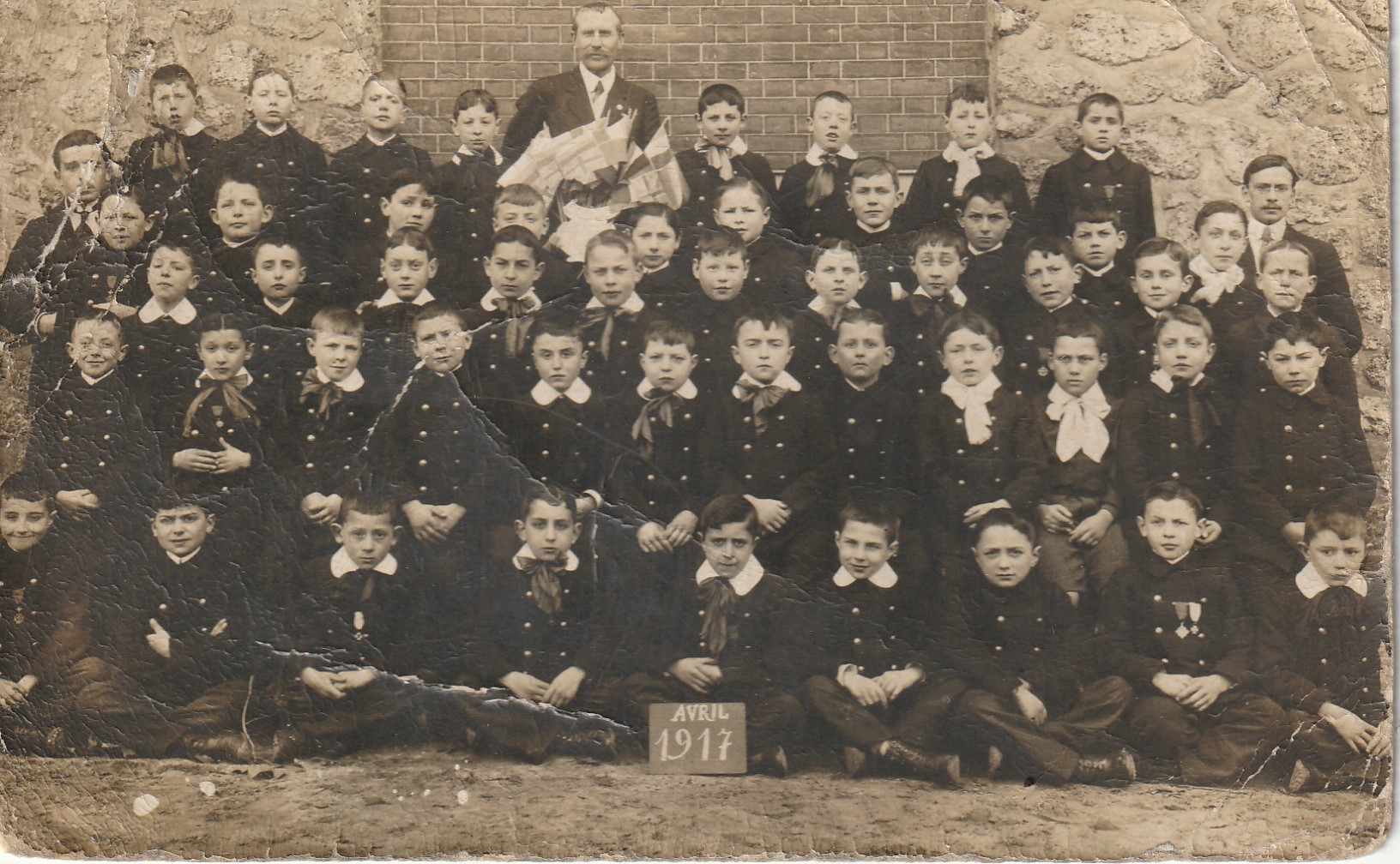 Cpa Photo de classe Ecole lieu à identifier élèves et professeur 1917 (qq plissures d'ancienneté)...
