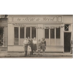 Cpa Photo d'un Café Restaurant " Au Siège de Brest " au numéro 57 d'une rue et ville à identifier...