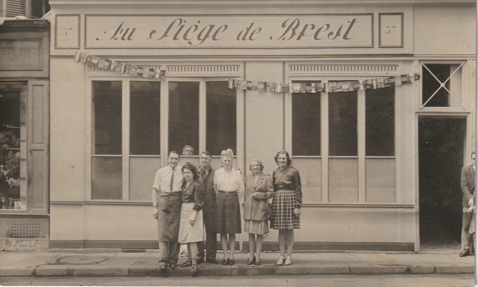 Cpa Photo d'un Café Restaurant " Au Siège de Brest " au numéro 57 d'une rue et ville à identifier...