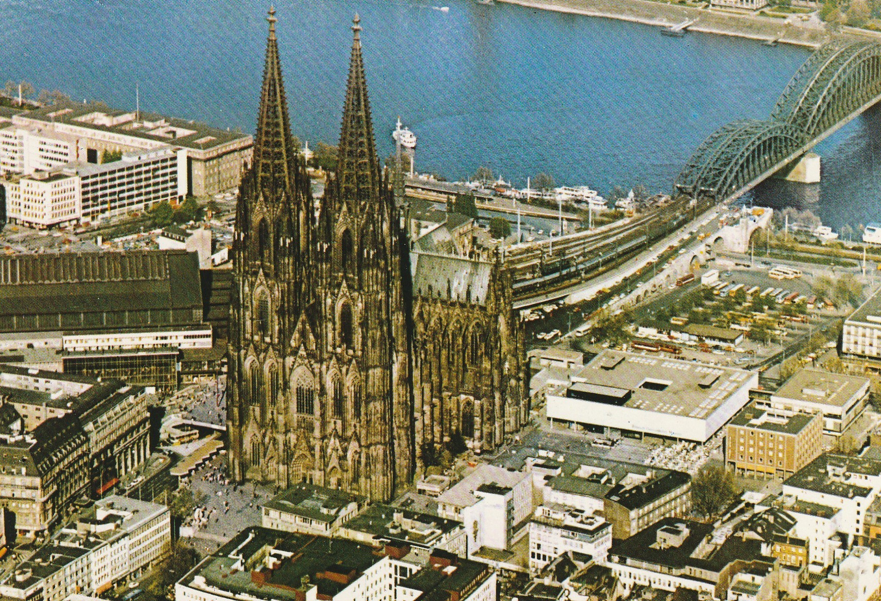Photo Cpsm grand format Allemagne KÖLN am Rhein der Dom mit Hauptbahnhof