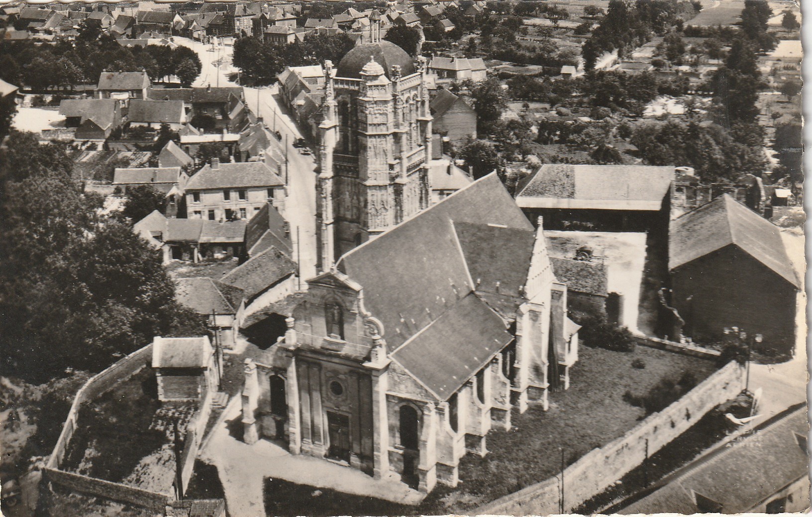 Photo cpsm petit format 60 RAVENEL. Vue aérienne et l'Eglise 1957