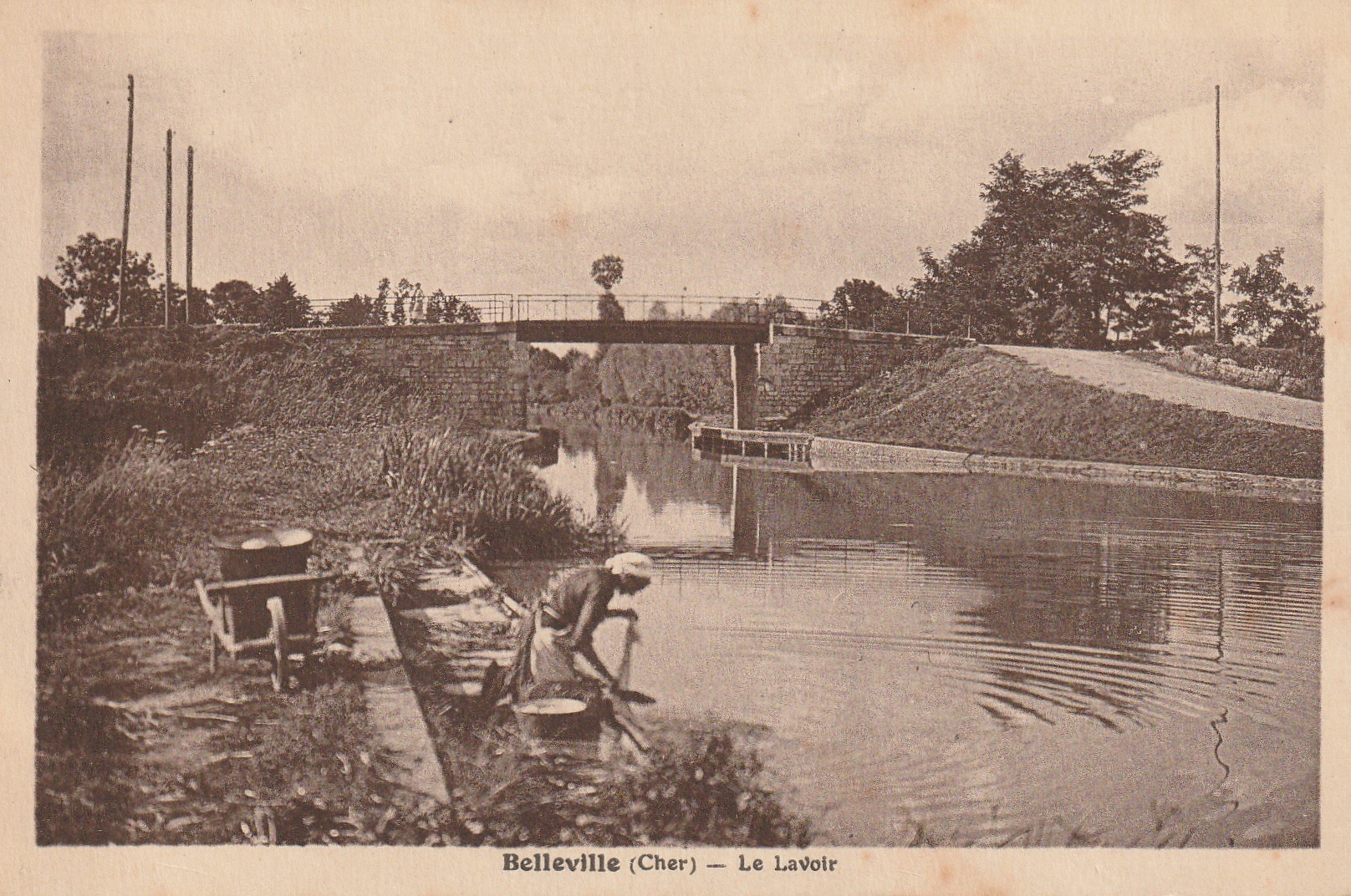 61 BELLEVILLE. Lavandière au Lavoir 1934 carte très RARE !...